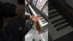 ヤマダ電気でシンフォギアをマスターする友達。#シンフォギア #shorts